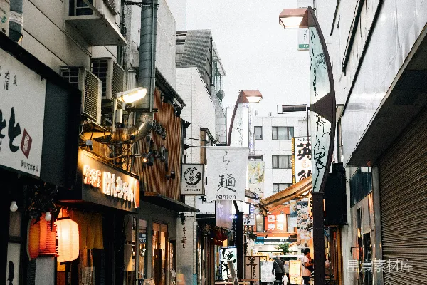 日本狭窄的街道上有商店和自行车。