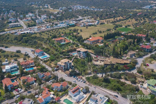 高清摄影 一座城市的空中俯瞰图，有许多建筑物。
