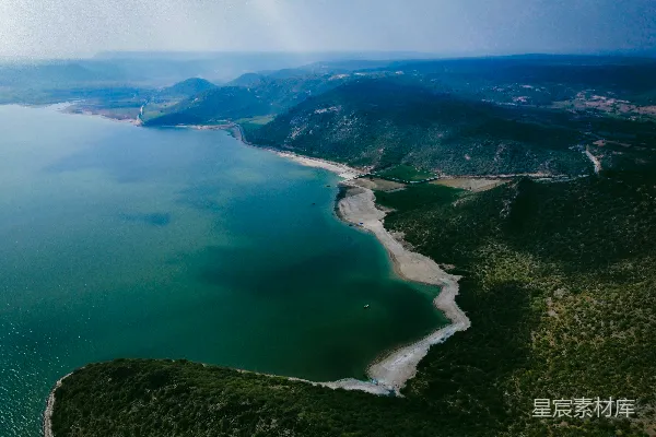 高清摄影 一条河流流经峡谷