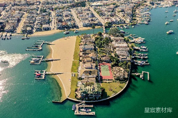 高清摄影 一条水道，沿岸有船只和建筑物。