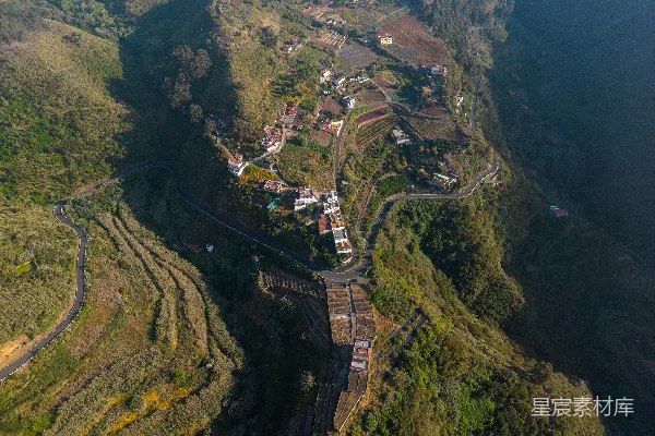 高清摄影 一个山顶城镇的鸟瞰图
