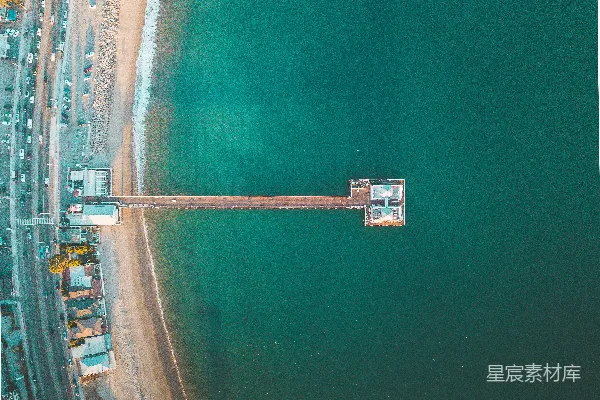 高清摄影 日间拍摄码头附近的绿海航拍照片