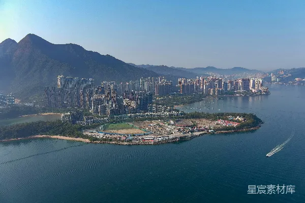 高清摄影 城市景观，近海建筑和山峦。
