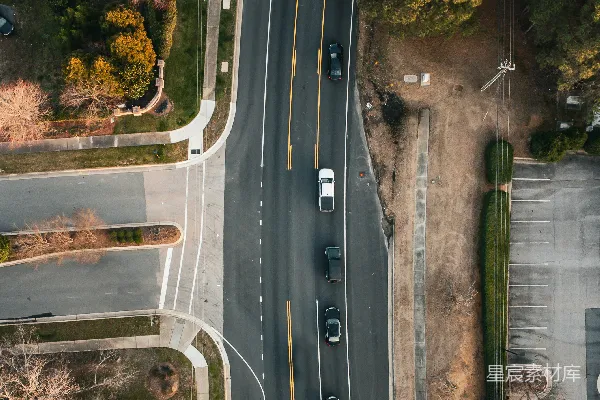 高清摄影 一条公路上车辆的空中俯瞰图