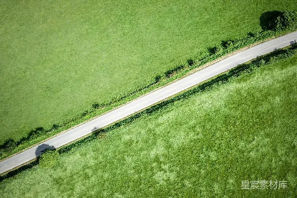 高清摄影 从空中俯瞰草地间的道路
