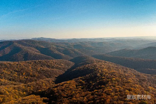 高清摄影 有山丘和树木的风景