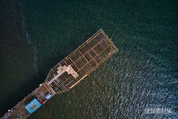 高清摄影 白天水面上棕色建筑物的空中俯瞰图