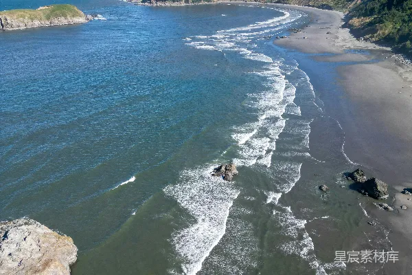 高清摄影 海滩的俯瞰图，海浪拍打着岸边。