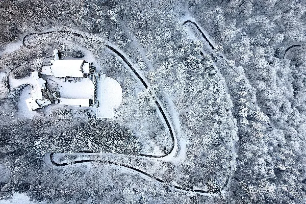 高清摄影 一座白雪覆盖的乡村别墅的鸟瞰图
