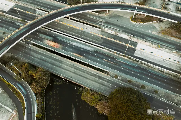 高清摄影 空中俯瞰一条多车道的高速公路交汇处