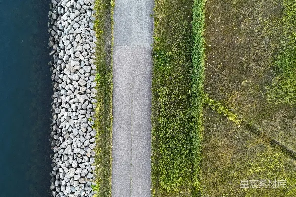 高清摄影 一条道路紧邻一片水域的俯瞰图