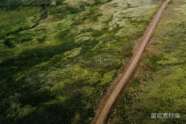 高清摄影 空中俯瞰照片，显示了道路和绿地区域。
