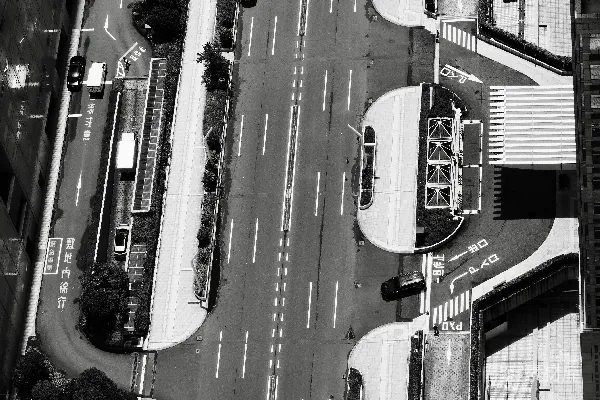 高清摄影 城市街道的航拍图，可以看到车辆和建筑物。