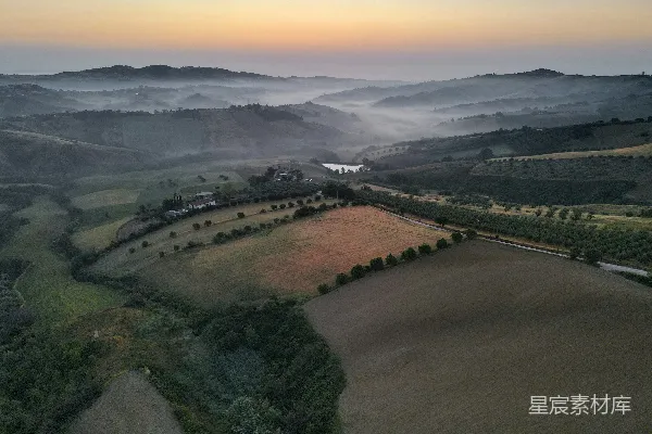 高清摄影 一条河流穿过山谷
