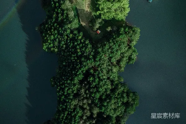 高清摄影 一个湖泊的俯瞰图，天空中有一道彩虹。