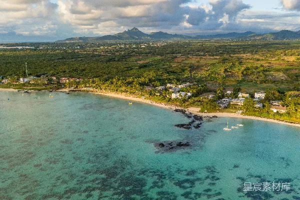 高清摄影 热带海岸线的空中俯瞰，清澈的湛蓝海水。