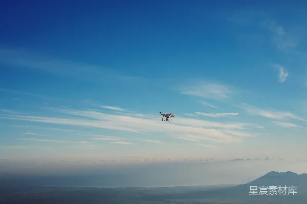高清摄影 白色四轴飞行器在空中
