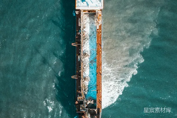高清摄影 白天海上的棕色和白色船