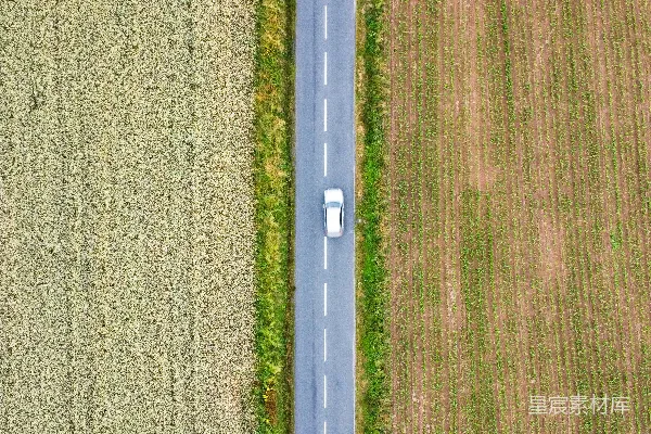 高清摄影 一条穿过田野的路的空中俯瞰图