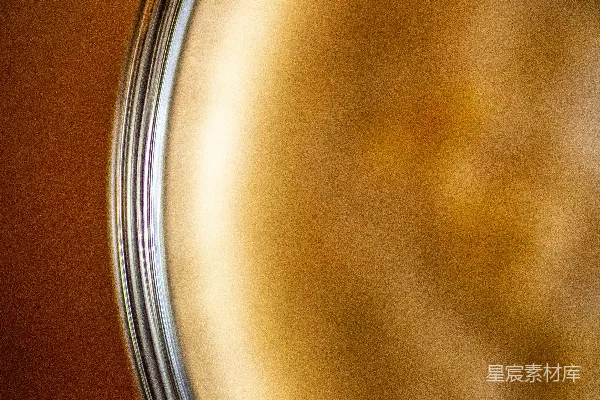 一个金属物体的特写镜头，背景模糊。