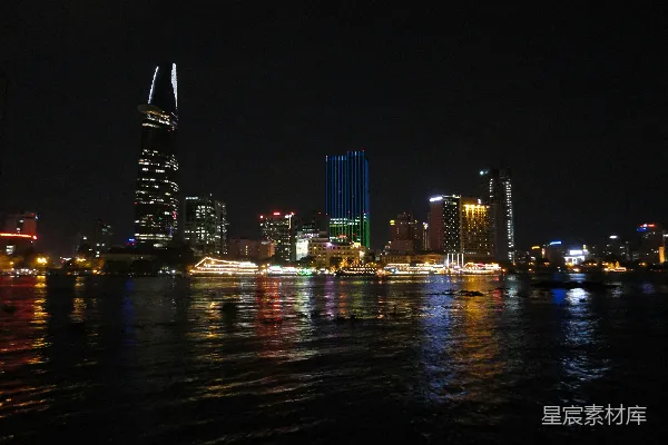 夜幕下的城市 skyline 被点亮了