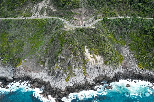 高清摄影 一座岛的空中俯瞰图，岛上有一条穿过道路。