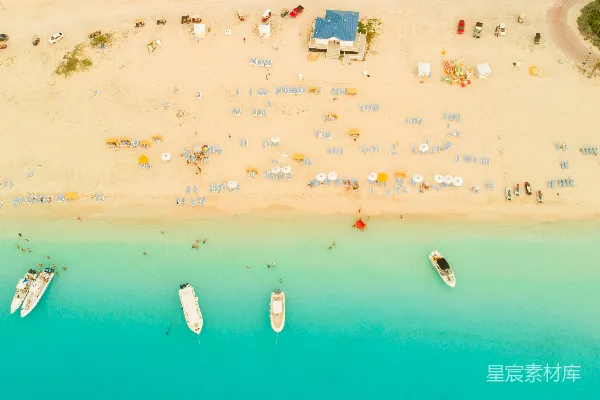 高清摄影 白天海滩上人们的空中俯瞰图
