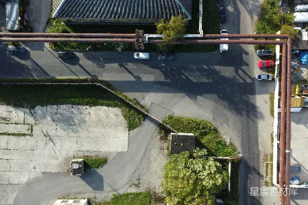 高清摄影 一个停车场和街道的航拍视角