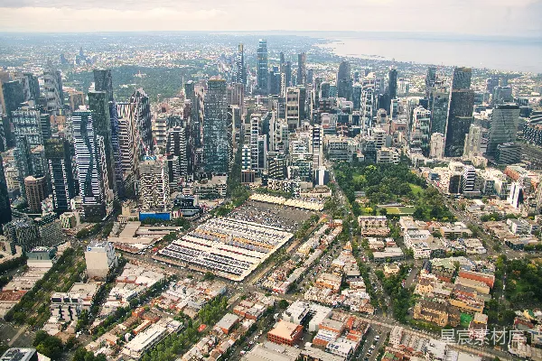 高清摄影 一座城市的空中俯瞰图，可以看到高耸的建筑。
