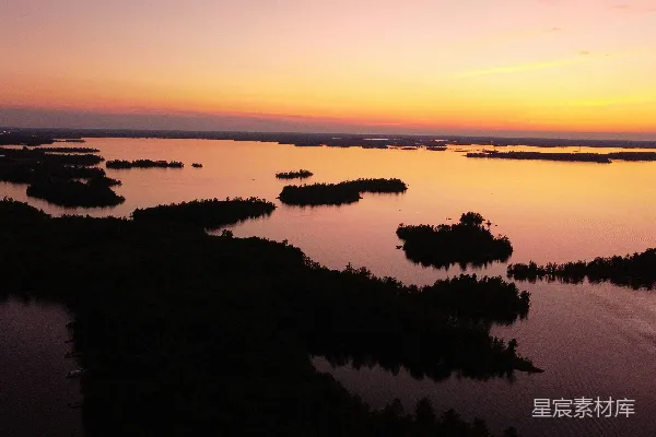 高清摄影 夕阳将湖面染成鲜艳的颜色。