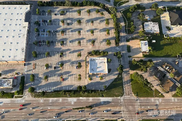 高清摄影 郊区街道的空中俯瞰图，可以看到商店和住宅。