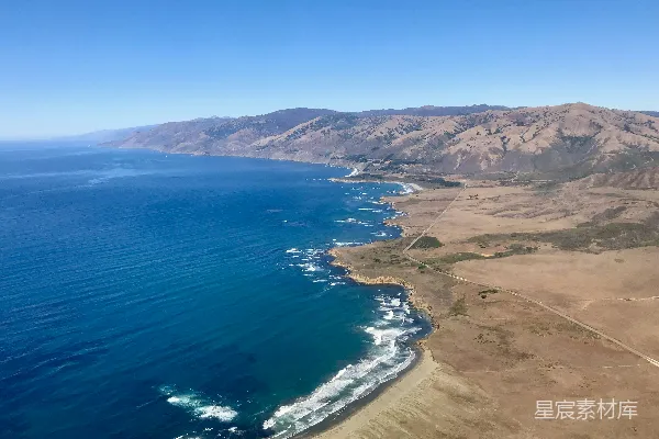 高清摄影 海岸线处，海洋与陆地相遇。