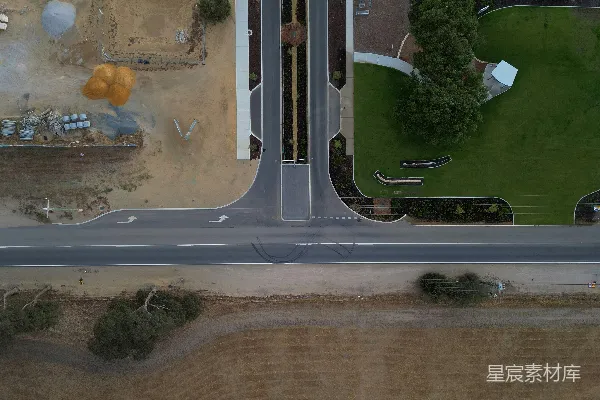 高清摄影 空中俯瞰一条道路和一片田野。