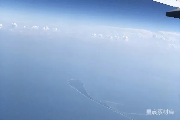 高清摄影 天空中一架飞机的机翼视角