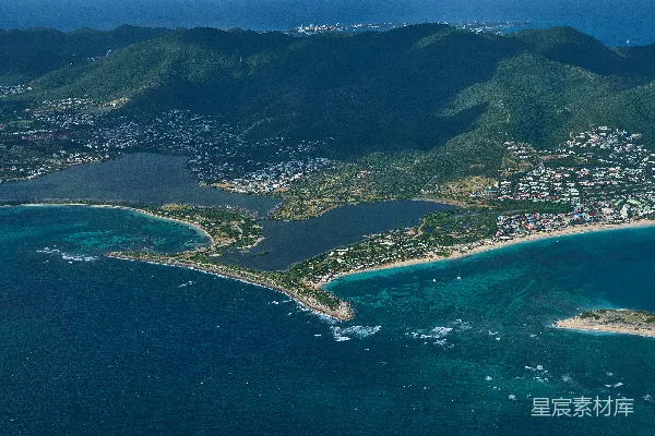 高清摄影 白天，蓝天下的绿褐色山脉俯瞰着蓝色的海洋。