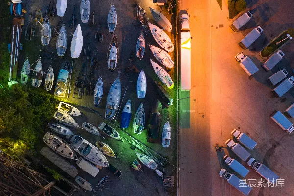 高清摄影 夜间停在停车场里的汽车