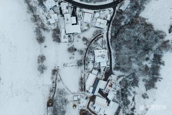 高清摄影 一个被雪覆盖的村庄的空中俯瞰图。