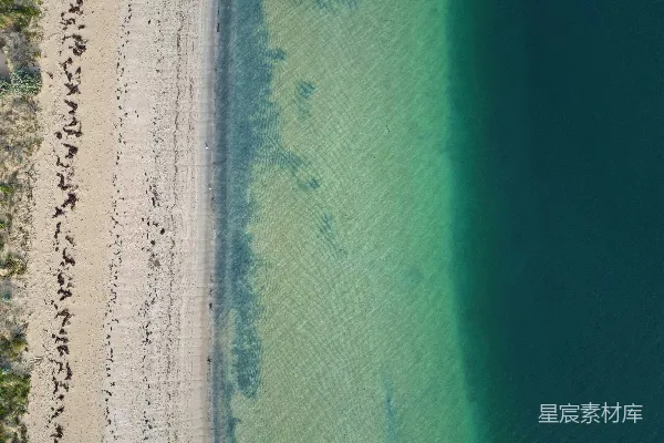 高清摄影 海滩的空中俯瞰图，人们在海滩上行走。