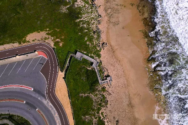 高清摄影 一条靠近海洋的道路的俯瞰图