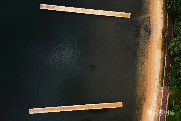 高清摄影 一片被森林环绕的水域