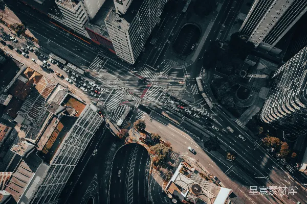 高清摄影 一条城市街道，有汽车和建筑物。