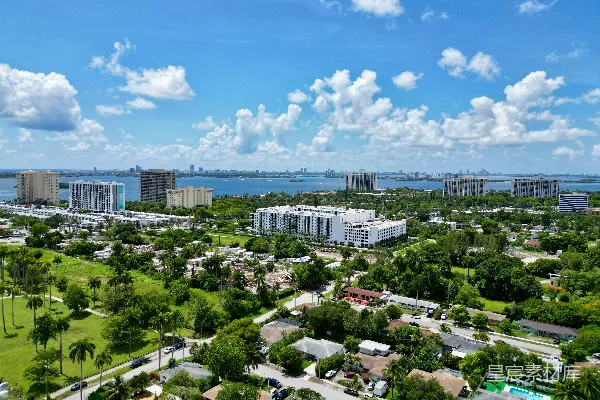 高清摄影 一座城市的航拍图，可以看到建筑物和树木。
