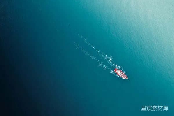 高清摄影 一艘红色的船在大海中央