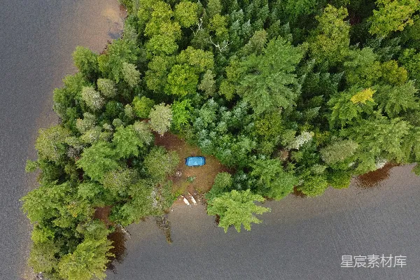 高清摄影 湖泊周围树木环绕的俯瞰图