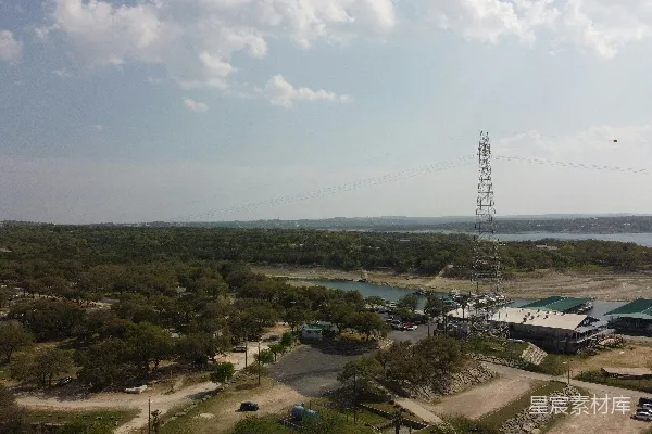高清摄影 湖泊和输电线路的空中俯瞰图
