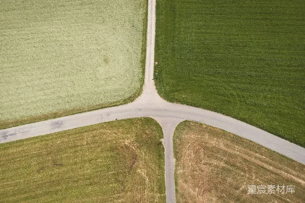 高清摄影 田野中央的公路俯瞰图