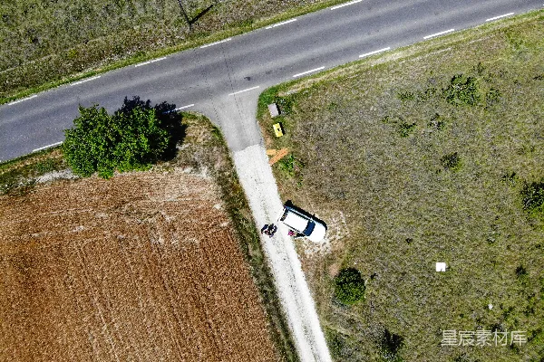 高清摄影 空中俯瞰一条道路和一辆拖拉机