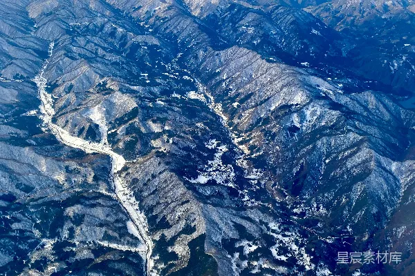 高清摄影 白天的雪覆盖山脉的空中俯瞰图