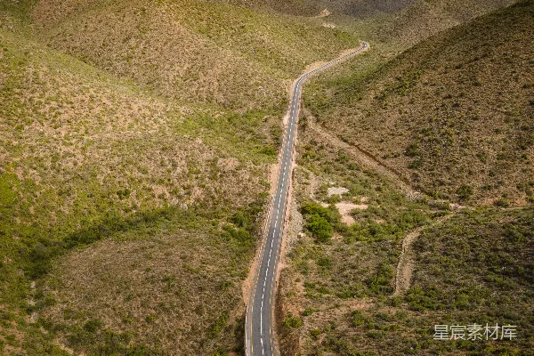 高清摄影 山区中道路的空中俯瞰图