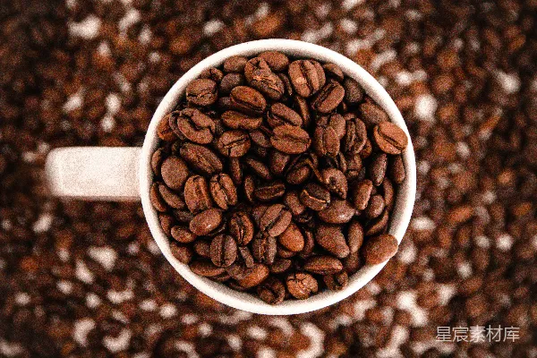 桌上装满咖啡豆的杯子